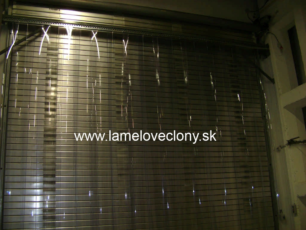 plastovy priemyselny PVC zaves - lamelova clona - montovany za sekcionalnu branu